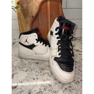 Preowned Jordan Access White/Black Size 7 (Mens/GS) ~8-8.5 Womens